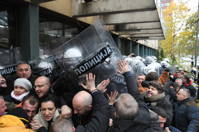 Opozicija sprema nove nerede na sednici skupštine u Novom Sadu: Kruže pozivi i uputstva, studenti odbili da budu deo političkog haosa