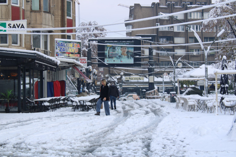 Ovo je trenutno stanje na putevima! Evo gde ima najviše snega, magle i poledice i kakvi su prilazi granicama