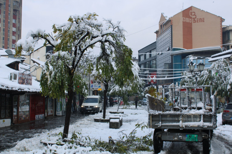 Sneg pravi probleme u Novom Pazaru: Veliki broj građana ostao bez struje!