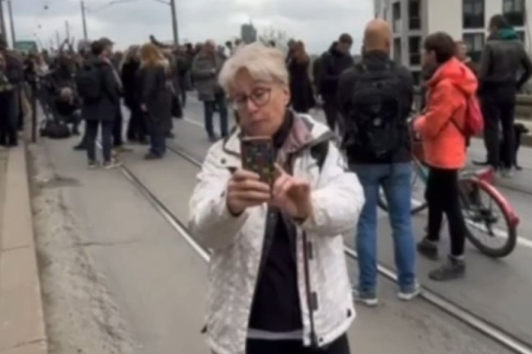 "Srbija je zlo i zaslužuje pakao": Aida Ćorović predvodi proteste ekstremista iz opozicije u Beogradu (VIDEO)