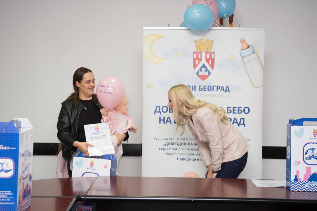 Opština Novi Beograd bebi-paketima obradovala porodice koje su ove godine dobile prinovu