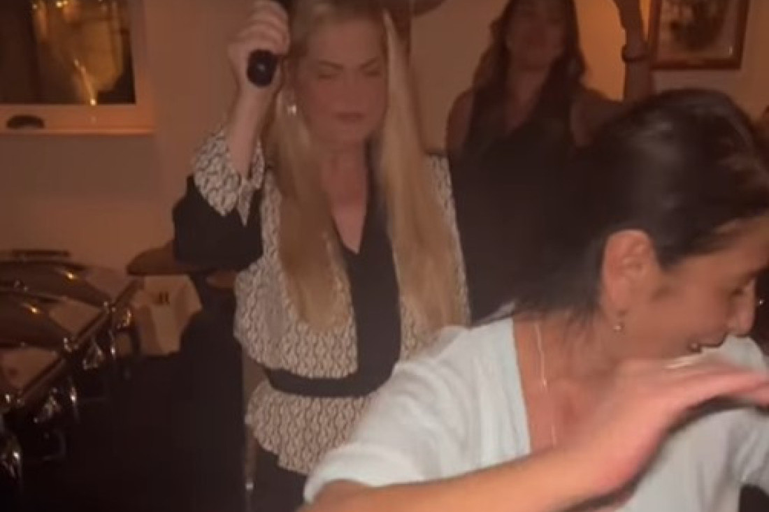 Brenina kućna pomoćnica uletela na slavu, pa zaigrala u papučama sa pevačicom: Nastao haos u domu Živojinovića! (VIDEO)