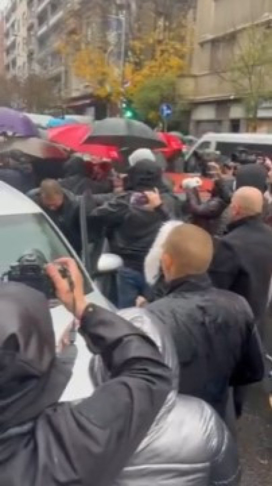 I ovo je miran skup?! Opšte makljanje ispred RTS-a u Takovskoj! Čovek isprskan biber-sprejom (FOTO/VIDEO)