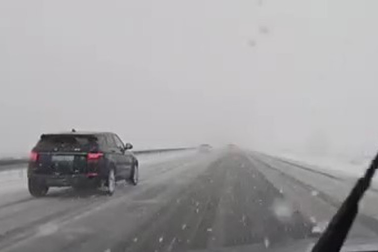 Posle košave i sneg je počeo da pada! Pogledajte snimak sa auto-puta! (VIDEO)