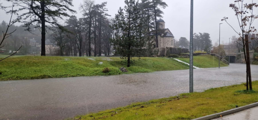 Silovit vetar nosi sve pred sobom! Nevreme napravilo haos na Cetinju i Žabljaku (FOTO)