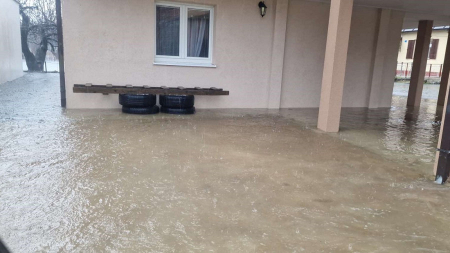 Silovit vetar nosi sve pred sobom! Nevreme napravilo haos na Cetinju i Žabljaku (FOTO)