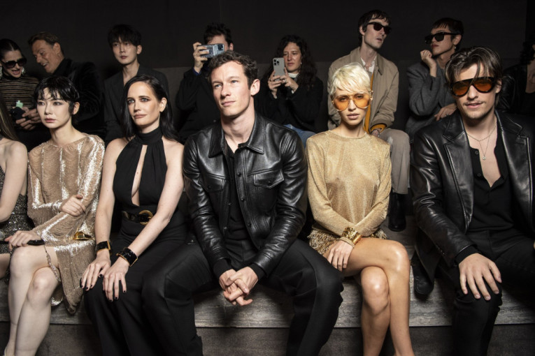 Zgodni britanski glumac novo je zaštitno lice brenda Luj Viton: Manekenisanje mu neće pasti teško jer je karijeru tako i počeo