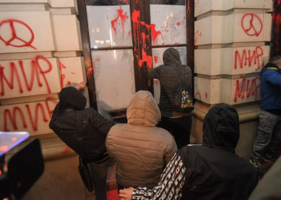 Ne mogu da im oproste impresivnu borbu za Srbiju: Predsednik Vučić i premijer Vučević smetaju onima koji bi da nam unište i rasture zemlju!