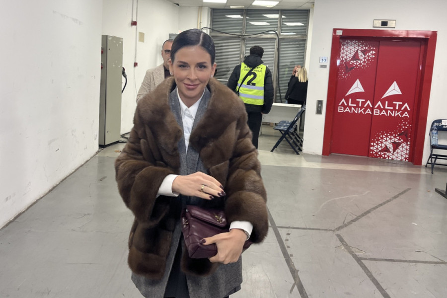 U novom luks domu Ane Sević se danas slavi: Ovako voditeljka s porodicom obeležava sveti praznik