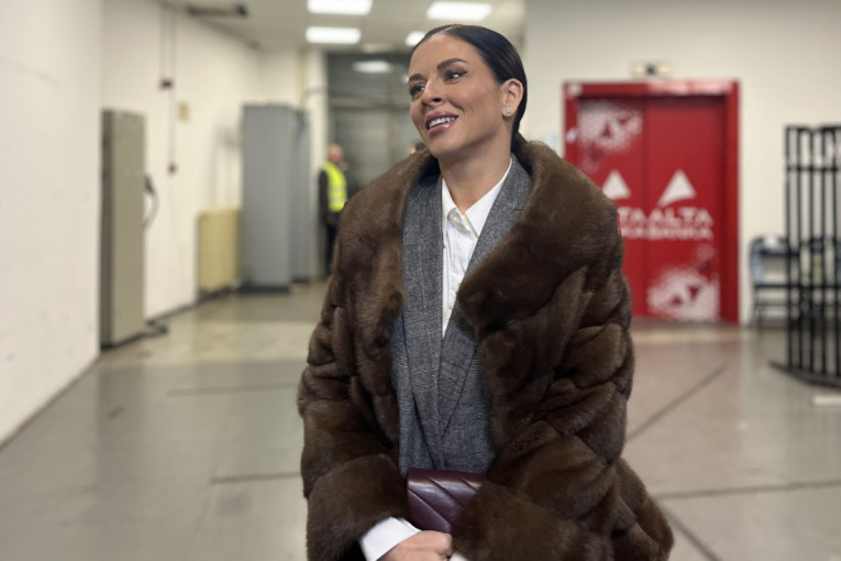 U novom luks domu Ane Sević se danas slavi: Ovako voditeljka s porodicom obeležava sveti praznik