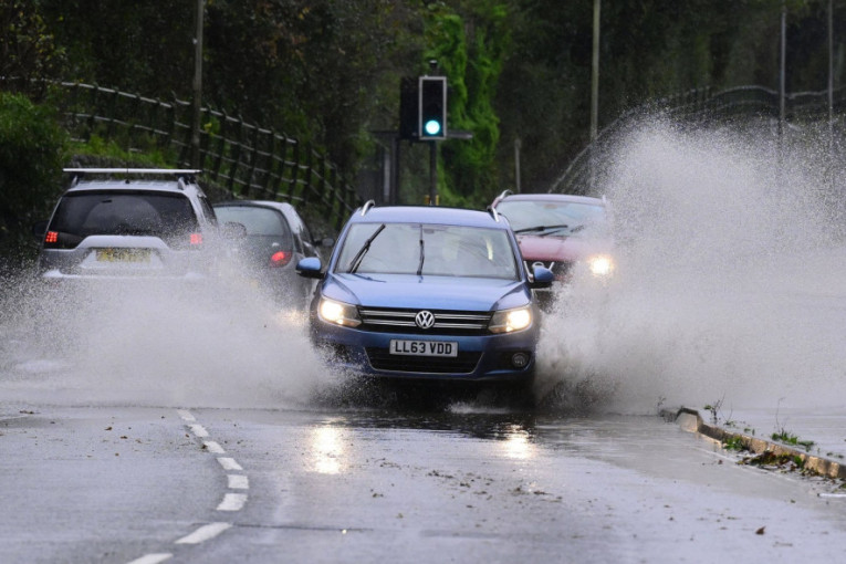 Britanci pod žutom uzbunom: Spremaju se za potop, kiša obara rekorde