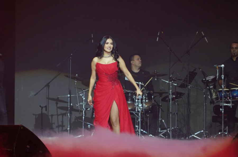 Tanja Savić prekinula koncert, pa se javno obratila voljenoj koleginici: Ajmo, za našu Lepu Brenu!