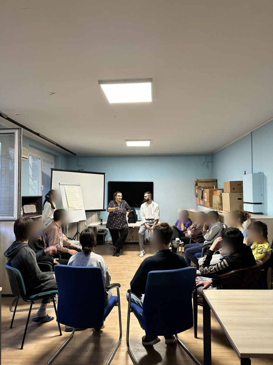 Matea Milosavljević dočekala decu bez roditeljskog staranja na projekciji filma "Prva klasa - pun gas": Puno mi je srce što vas vidim (FOTO)