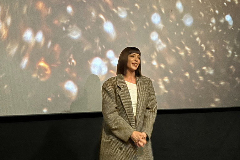 Matea Milosavljević dočekala decu bez roditeljskog staranja na projekciji filma "Prva klasa - pun gas": Puno mi je srce što vas vidim (FOTO)