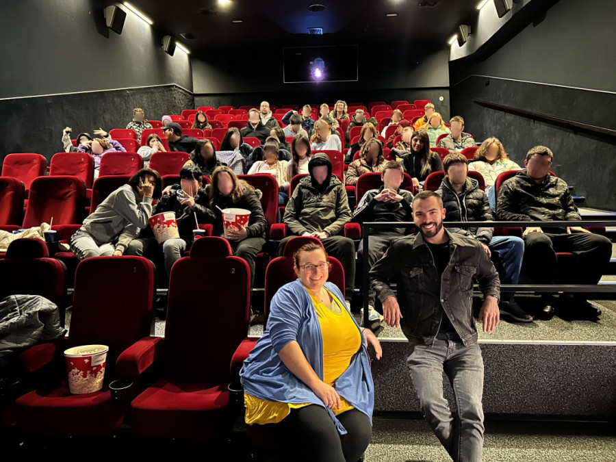 Matea Milosavljević dočekala decu bez roditeljskog staranja na projekciji filma "Prva klasa - pun gas": Puno mi je srce što vas vidim (FOTO)