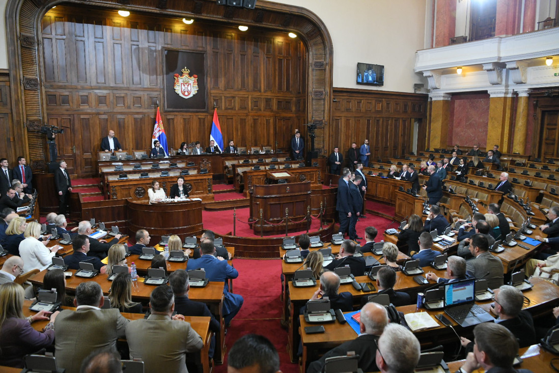 Kordon policije u Skupštini: Poslanika opozicije nema, glasalo se o budžetu