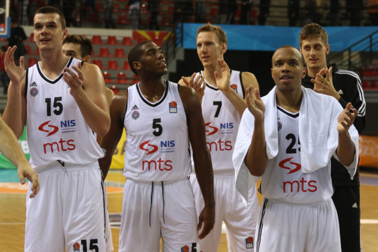 Bivši košarkaš Partizana preživljava životnu dramu! Dok mu se majka bori za život, on igra za reprezentaciju!