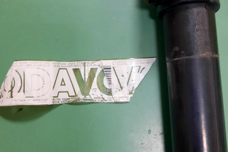 Raskrinkana još jedna laž NATO opozicije: Pendrek sa nalepnicom jeftin politički trik Dragana Đilasa! (FOTO/VIDEO)