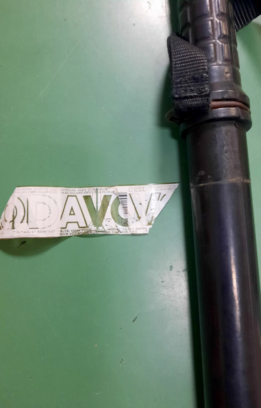 Raskrinkana još jedna laž NATO opozicije: Pendrek sa nalepnicom jeftin politički trik Dragana Đilasa! (FOTO/VIDEO)