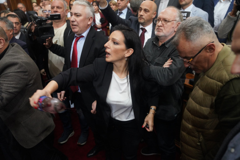 Premijer Vučević: Miroslav Aleksić je čupao mikrofone umesto da raspravljamo o budžetu, nisam video pijetet prema žrtvama