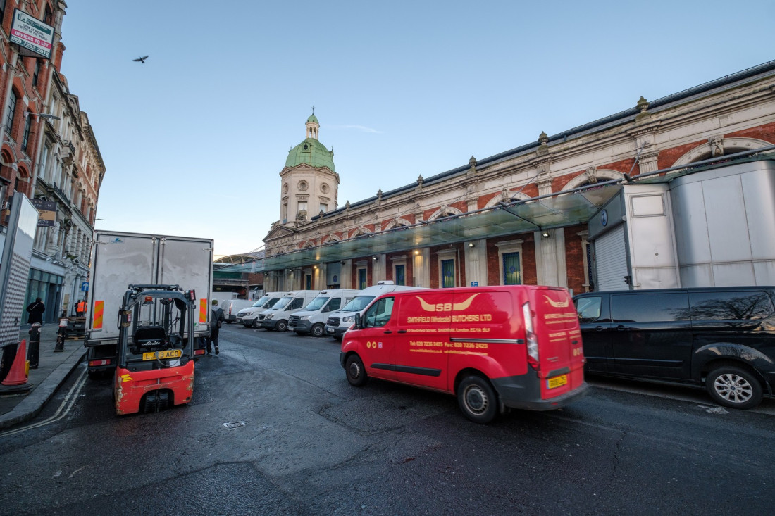 Katanac posle 900 godina: Najstarijoj i najvećoj mesnoj pijaci u Londonu preti zatvaranje!