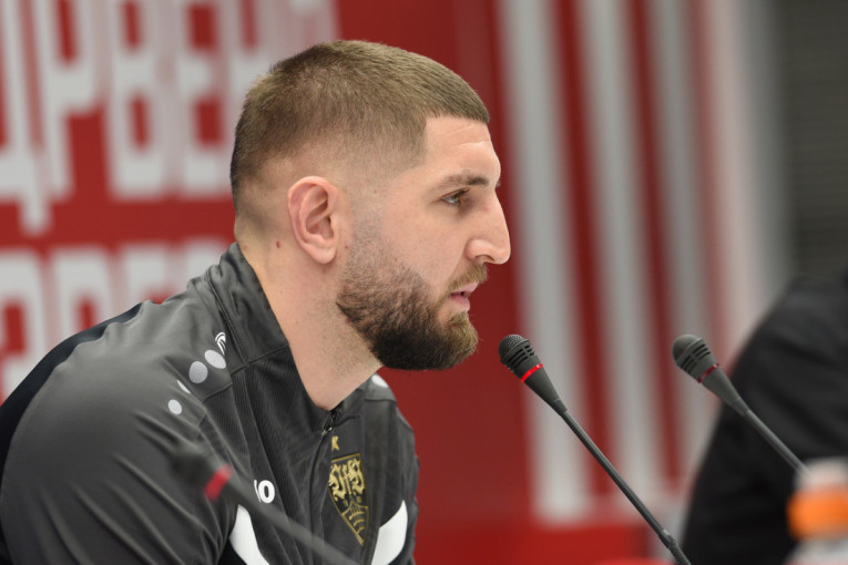 Štutgartov defanzivac nije mogao da odgovori na jedno pitanje: Nije znao za ovaj podatak vezan za Zvezdu (FOTO)