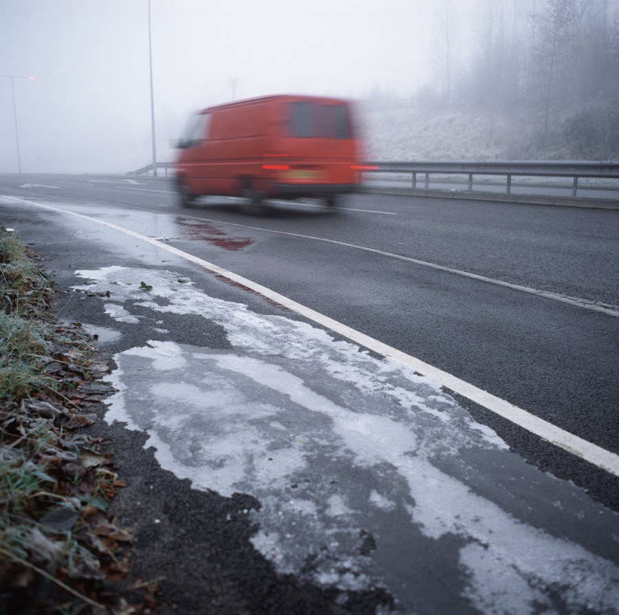 Da li znate šta je crni led? Nevidljiva opasnost na putu koja odnosi živote - evo kako da sačuvate živu glavu