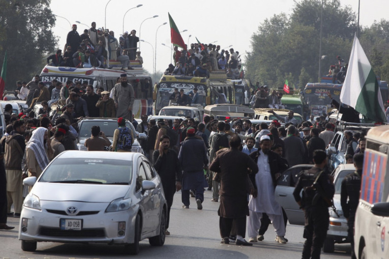 Neviđeno nasilje na protestima u Pakistanu: Povređene stotine demonstranata, privedeno nekoliko hiljada ljudi (VIDEO/FOTO)