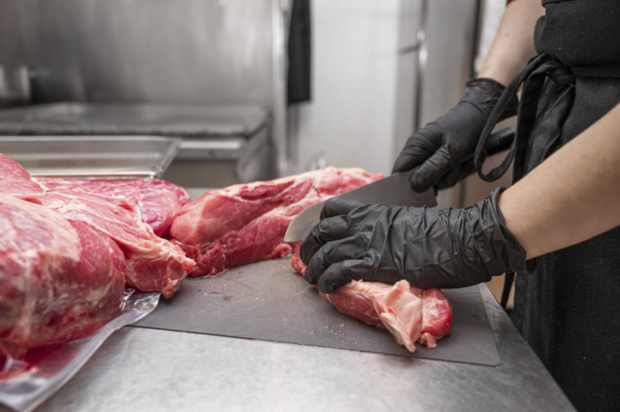 Prasići se prodaju pre nego što se skinu sa ražnja! Svi odlepili za "bajaderama", cene idu i do 5.000 po kilogramu!