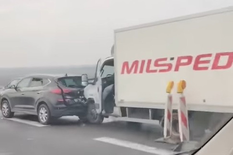 Lančani sudar kod Dobanovačke petlje: Stvara se gužva! (VIDEO)