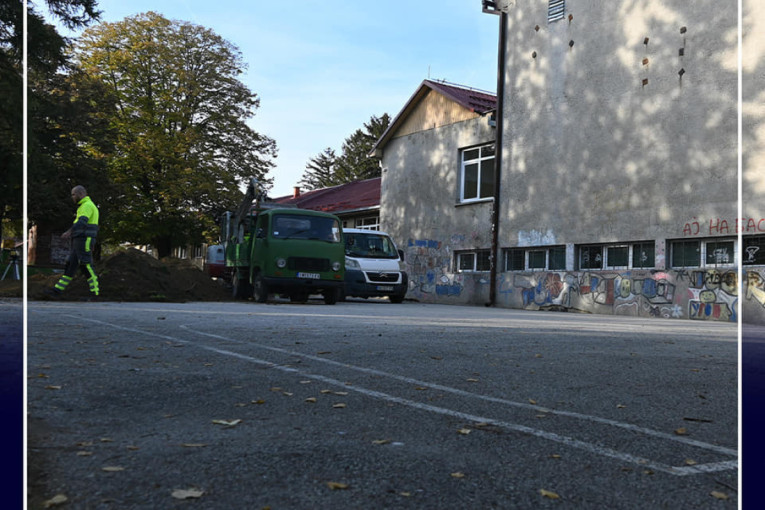 Počela potpuna rekonstrukcija sportskog terena u čortanovačkoj školi: Predsednik opštine Inđija obišao radove