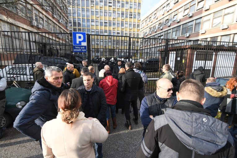 Gotov protest opozicije: Završena blokada zgrade suda u Novom Sadu