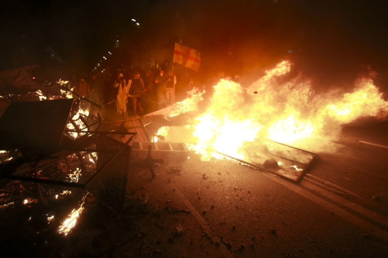 Besni građani blokirali Gruziju! Haos na ulicama Tbilisija zbog EU, policija rasterivala demonstrante vodenim topovima (VIDEO/FOTO)