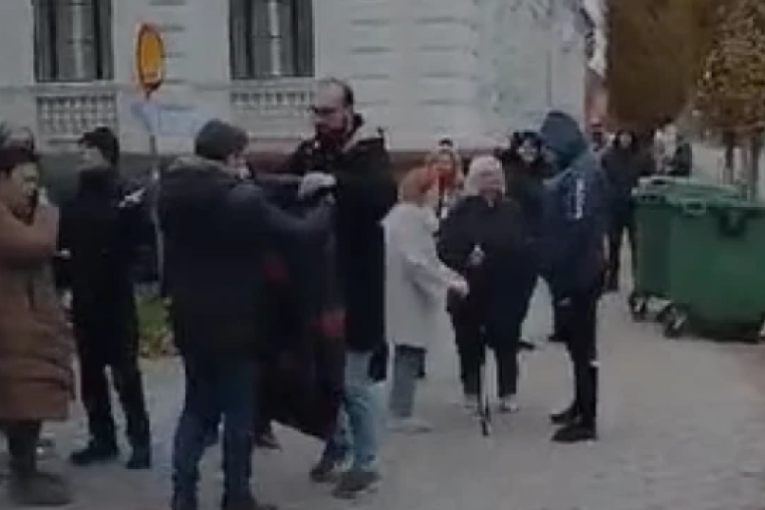 Antisrpskoj opoziciji očitana bukvica na blokadi, pokupili se i otišli! (VIDEO)