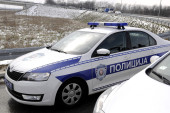 Horor na auto-putu: Vozač "volvoom" naleteo na policijsko vozilo koje je stajalo! Od siline udara teško povređen policajac!