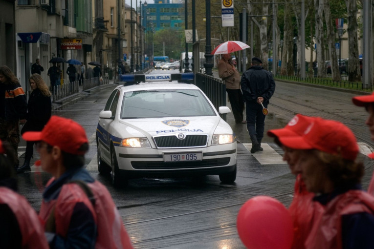 Devojčicu na plaži u Hrvatskoj ugrizao poskok! Oglasila se majka: "Gubila je svest, malo je falilo da ostane bez noge"