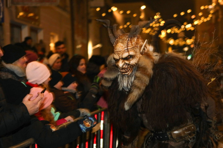 Legenda o demonu koji kažnjava nevaljalu decu: Krampus se pojavljuje jednom godišnje, a parada posvećena njemu je prava atrakcija (VIDEO)