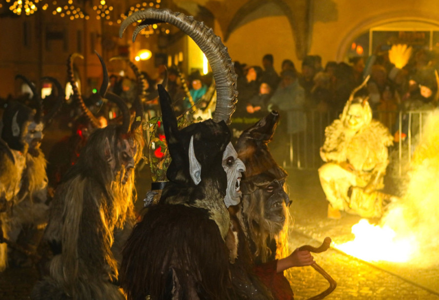 Legenda o demonu koji kažnjava nevaljalu decu: Krampus se pojavljuje jednom godišnje, a parada posvećena njemu je prava atrakcija (VIDEO)