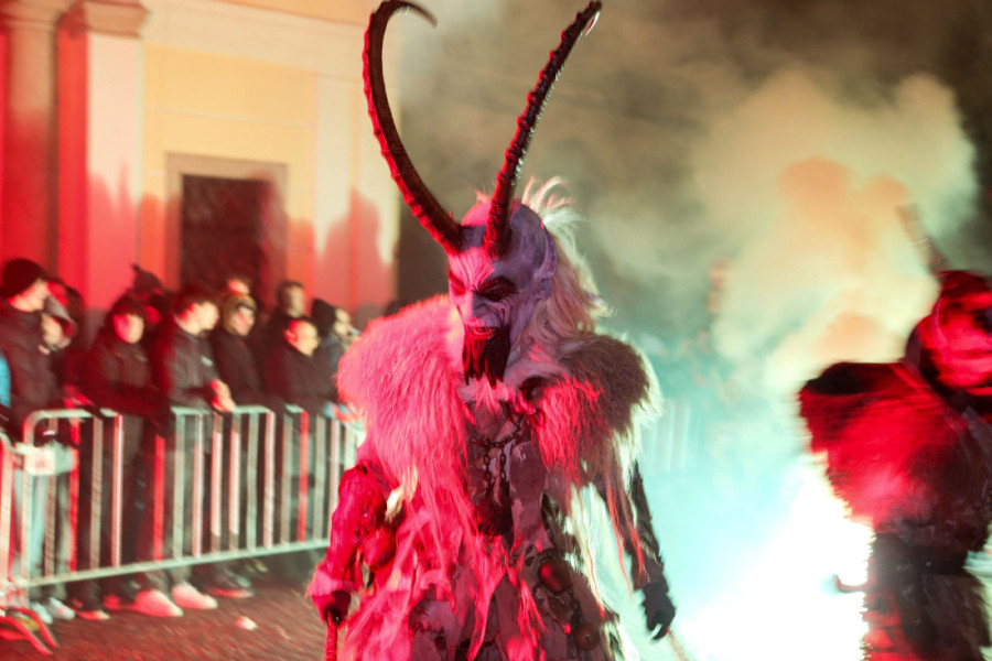 Legenda o demonu koji kažnjava nevaljalu decu: Krampus se pojavljuje jednom godišnje, a parada posvećena njemu je prava atrakcija (VIDEO)