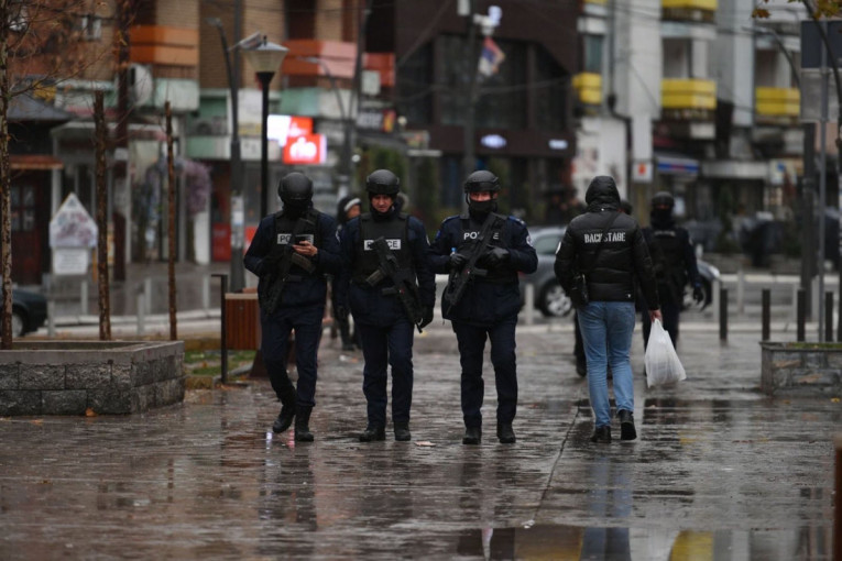 Veliki broj pripadnika tzv.kosovske policije sa dugim cevima na ulicama Severne Mitrovice: Pretresi u nekoliko sela, uhapšen Srbin (FOTO)