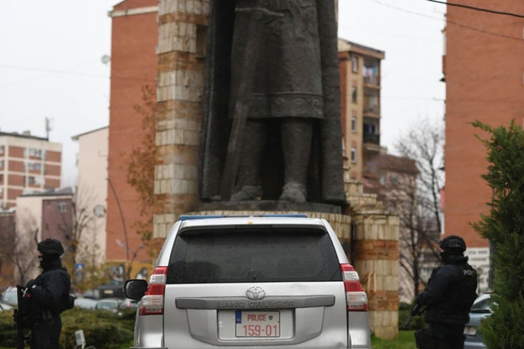 Veliki broj pripadnika tzv.kosovske policije sa dugim cevima na ulicama Severne Mitrovice: Pretresi u nekoliko sela, uhapšen Srbin (FOTO)