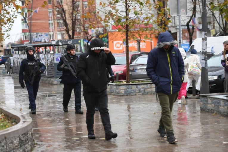 Veliki broj pripadnika tzv.kosovske policije sa dugim cevima na ulicama Severne Mitrovice: Pretresi u nekoliko sela, uhapšen Srbin (FOTO)