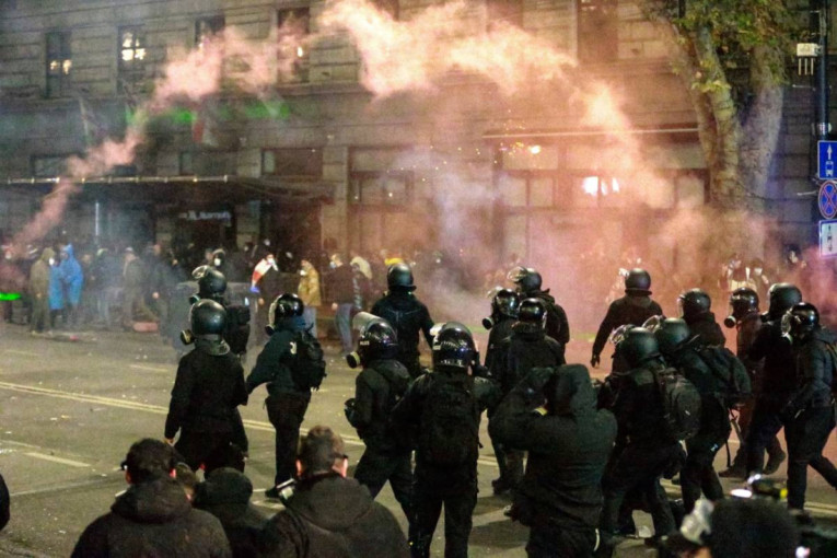 Treći dan protesta u Tbilisiju! Požar u zgradi parlamenta Gruzije (FOTO/VIDEO)