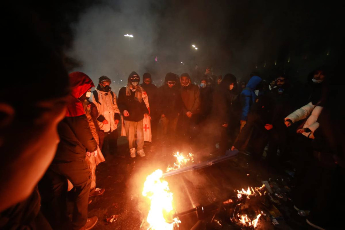 Treći dan protesta u Tbilisiju! Požar u zgradi parlamenta Gruzije (FOTO/VIDEO)