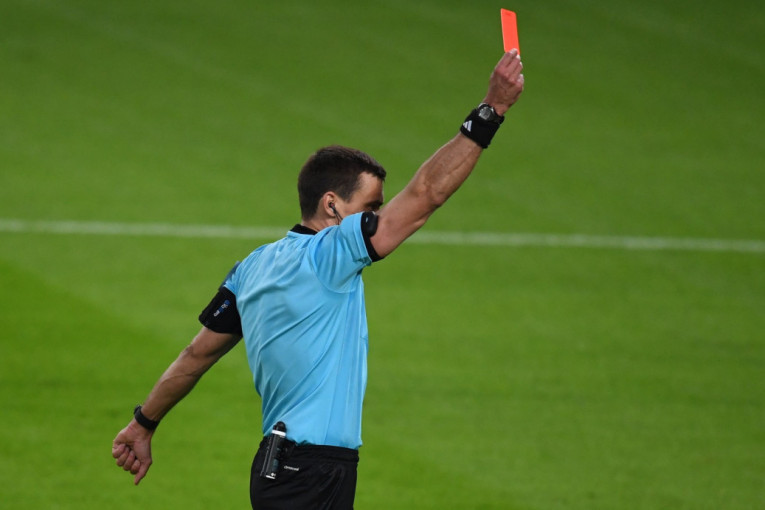 Pljuštali kartoni na derbiju omladinaca Partizana i Zvezde! Nezapamćeno!