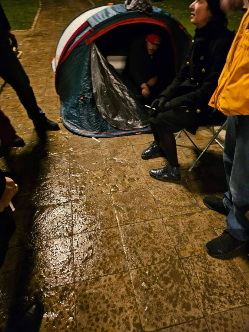 Nasilnik kampuje u šatoru ispred Predsedništva! Štimac nastavlja da divlja po Beogradu, ponaša se kao da je grad njegov