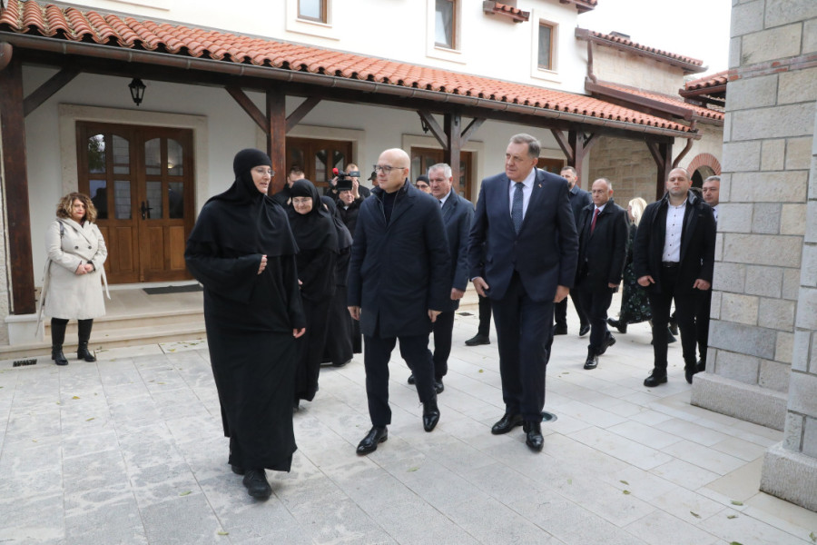 Premijer Vučević u poseti selu Mrkonjići, rodnom mestu Svetog Vasilija Ostroškog (FOTO)