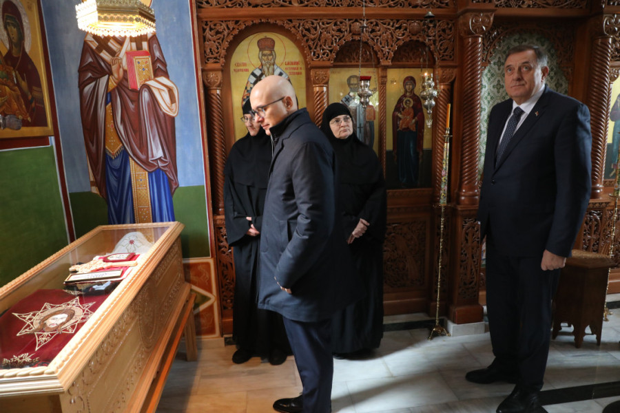 Premijer Vučević u poseti selu Mrkonjići, rodnom mestu Svetog Vasilija Ostroškog (FOTO)