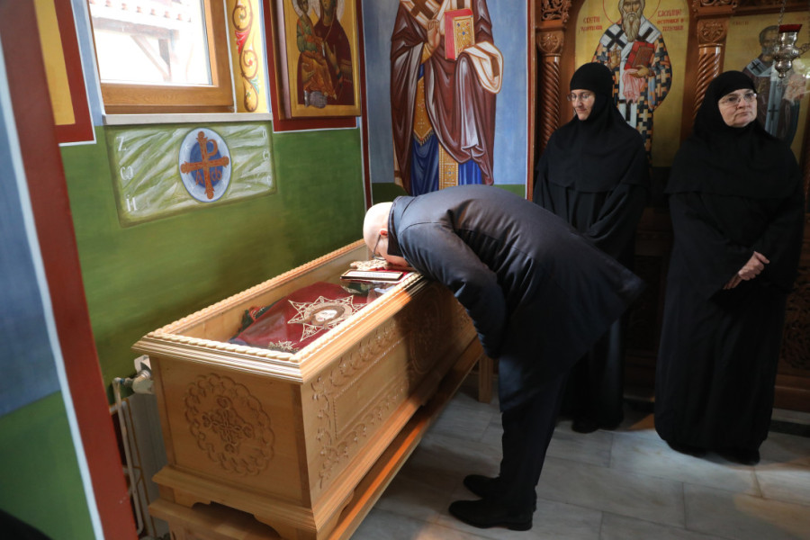 Premijer Vučević u poseti selu Mrkonjići, rodnom mestu Svetog Vasilija Ostroškog (FOTO)