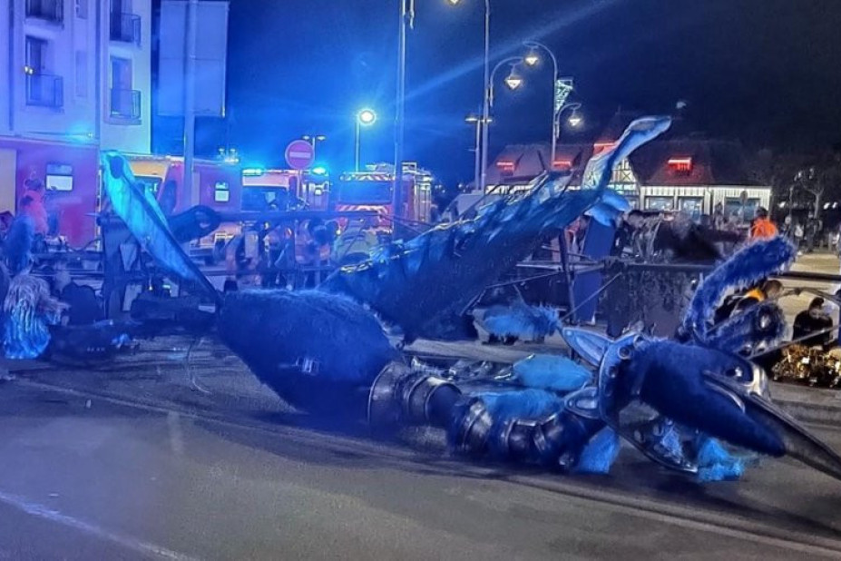 Svedoci parade užasa u Francuskoj! "Videli smo čoveka oblivenog krvlju i žene kako leže ispod metalne ptice"(VIDEO)